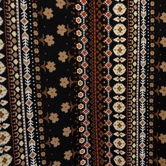 BloomChic Multicolored Bohemian Dress. Flutter Sleeves, deep pockets, Vneck. - Picture 4 of 5